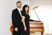 Maja und Sergej Zirkunow stehend vor einem Flügel