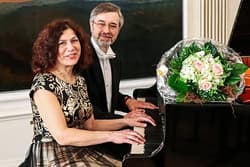 Maja und Sergej Zirkunow vierh&auml;ndig am Fl&uuml;gel
