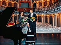 Maja und Sergej Zirkunow am Flügel im Konzertsaal