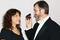 Maja und Sergej Zirkunow mit einem Miniaturflügel